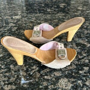 軽やか。洗練されたステップ♪【CHANEL】Patent Calfskin Mules Mules - Crumpled patent calfskin, black — Fashion | CHANEL